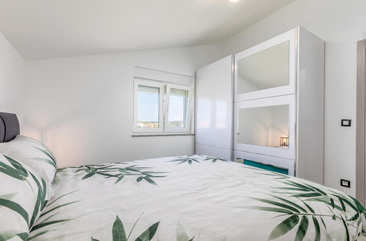 Apartment Vito With Sea View Fazana Bagian luar foto